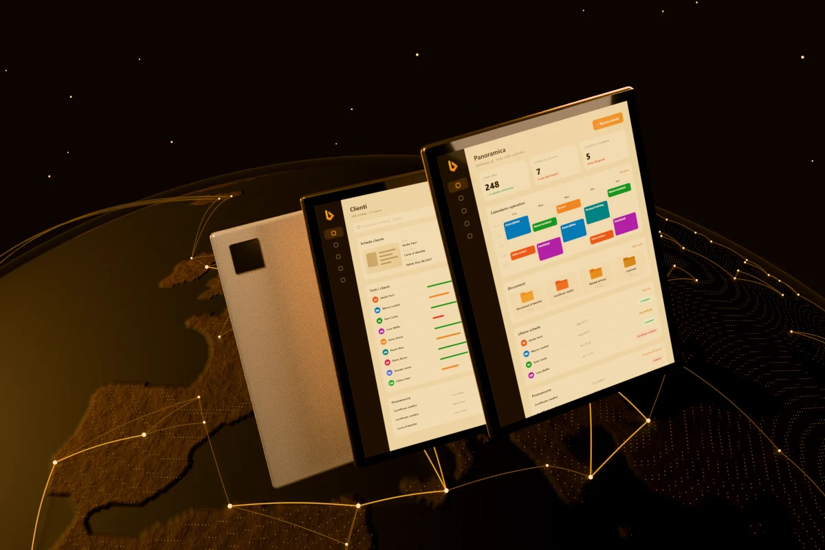 Tre tablet con la dashboard di Dairectory: panoramica, schede clienti e documenti, sopra un mappamondo collegato da una rete di punti